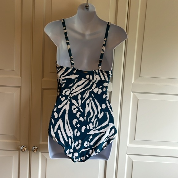 Anne Cole
JUNGLE
FEVER Printed
V-Wire
Ruched One-Piece
Swimsuit
Size 10 - Picture 8 of 15